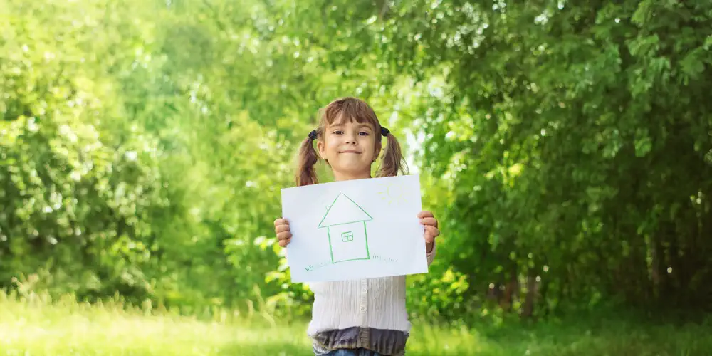 Bild von einem Mädchen in einem grünen Garten
