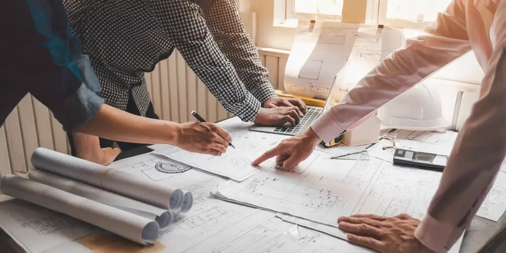 Bild von Sanitärmeister bei der Planung