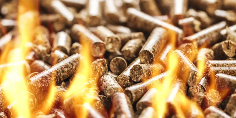 Bild von brennenden Holzpellets